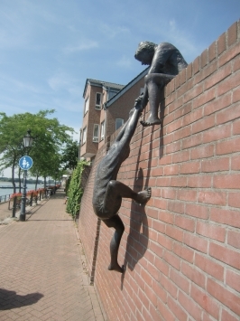 Rees : Rheinpromenade, Bronze - Skulptur "Freundschaft verbindet" von Jürgen Ebert, Bocholt